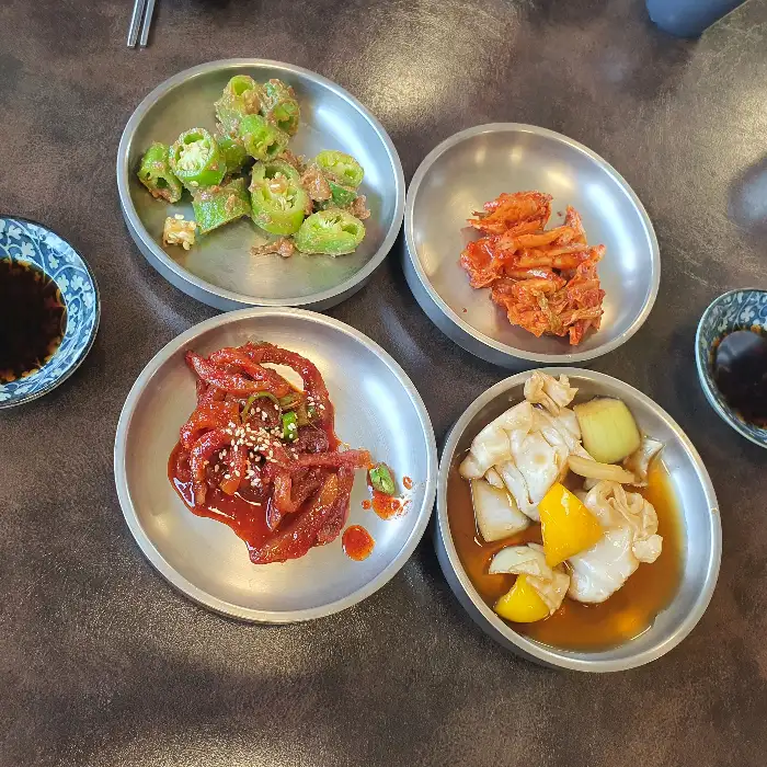 테이블 세팅 및 기본 반찬