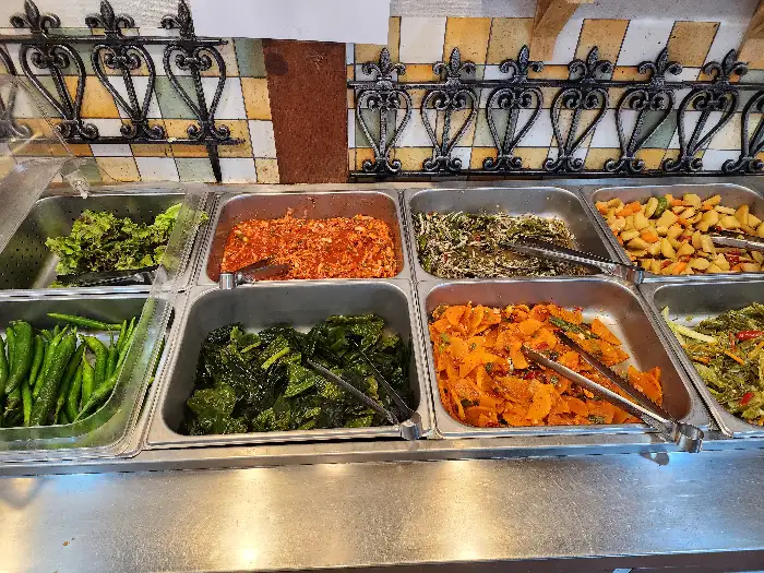 채소 무침, 나물 등 여러 가지 반찬이 담긴 모습