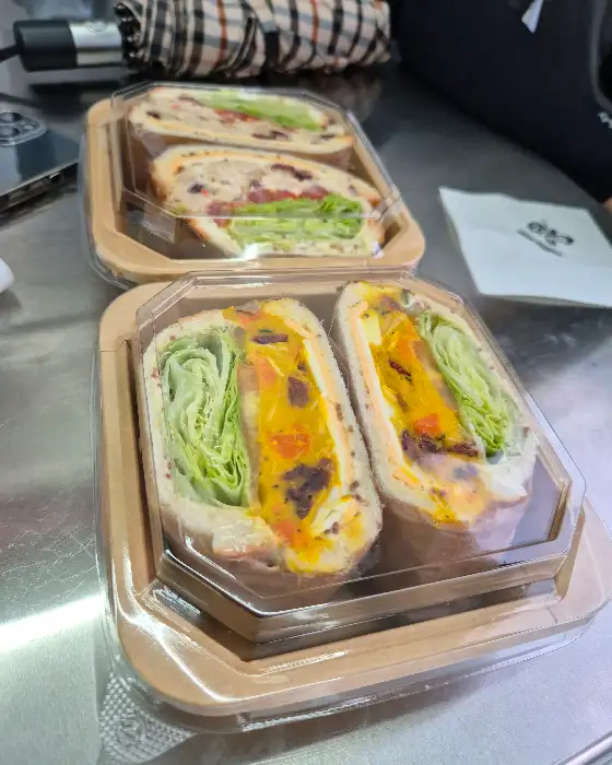 이삼 샌드위치 - 두 종류의 샌드위치가 포장되어 있다.