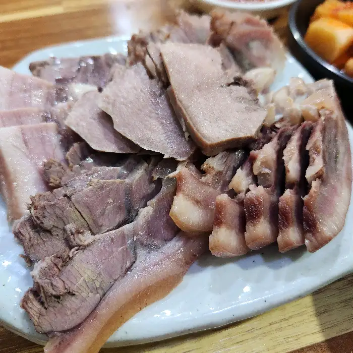 다양한 부위의 수육