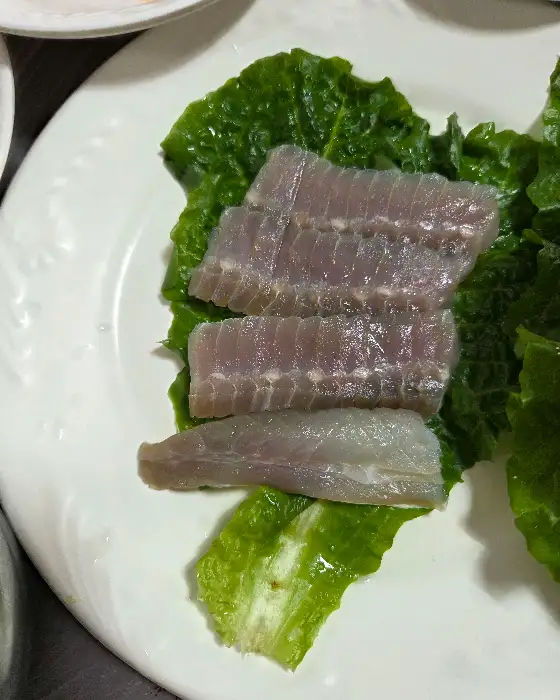 설성식당 홍어 한 점