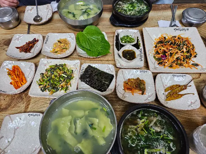 여러 반찬과 함께 차려진 식탁 모습