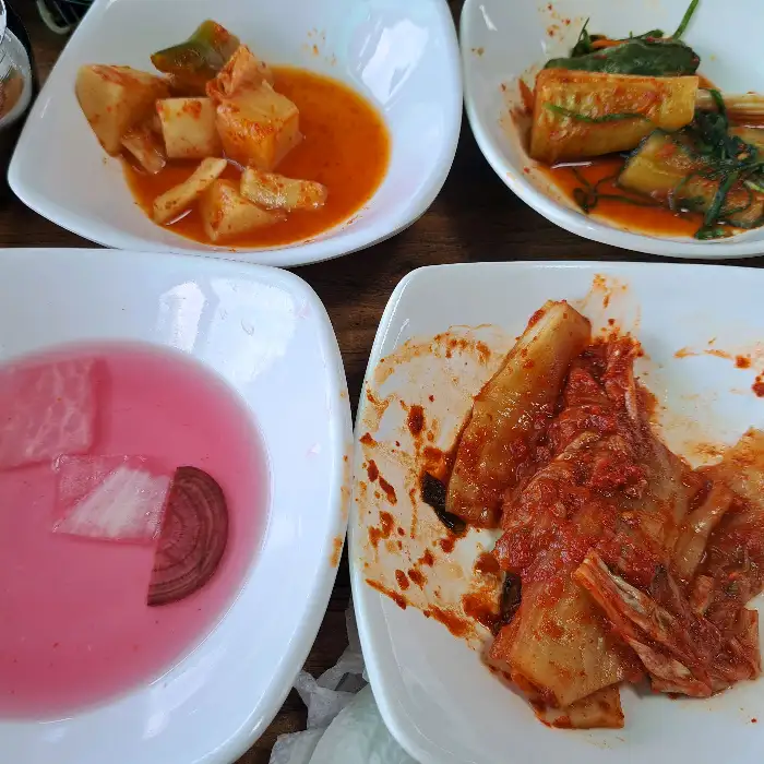 국물에 담긴 갈빗대와 숙주