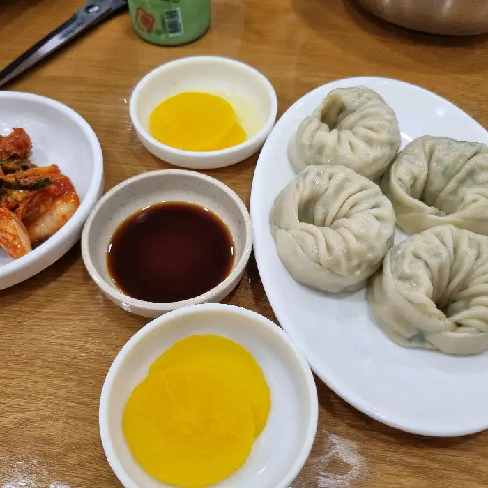 큼직한 만두 네 알