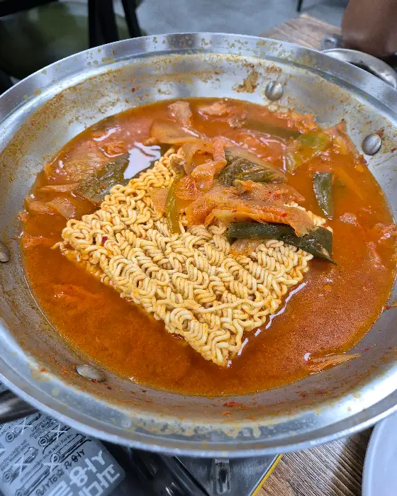 김치찌개에 라면사리 추가