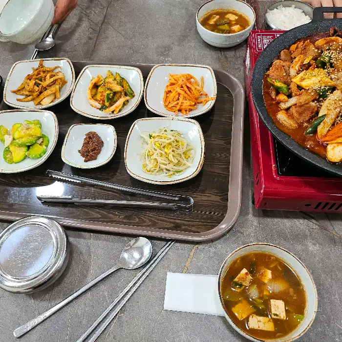 김이 모락모락 나는 쭈꾸미 삼겹살