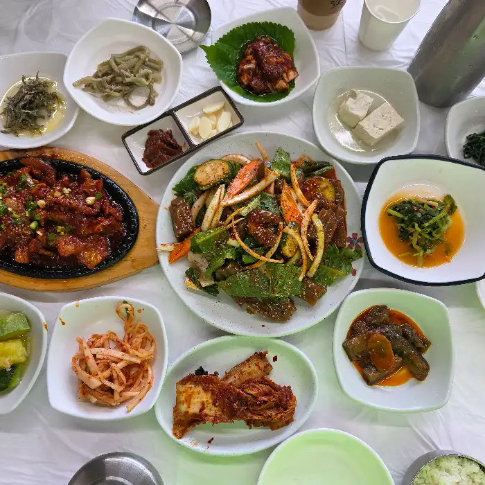 다양하고 정갈한 밑반찬이 차려진 식탁