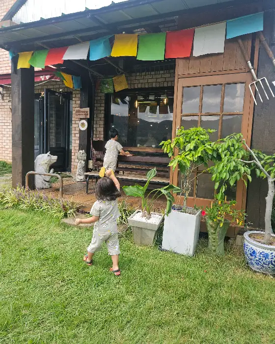 카페 외관과 정원