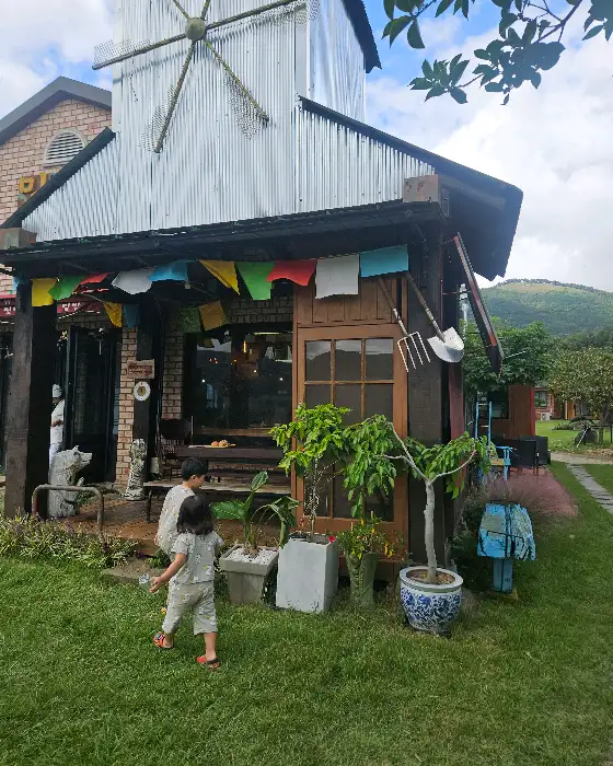 카페 외관과 풍차