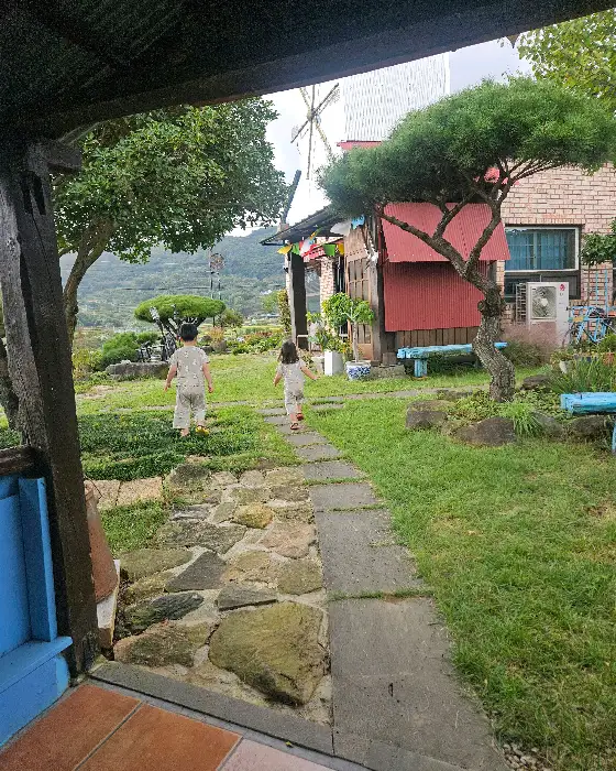 카페 외관과 정원