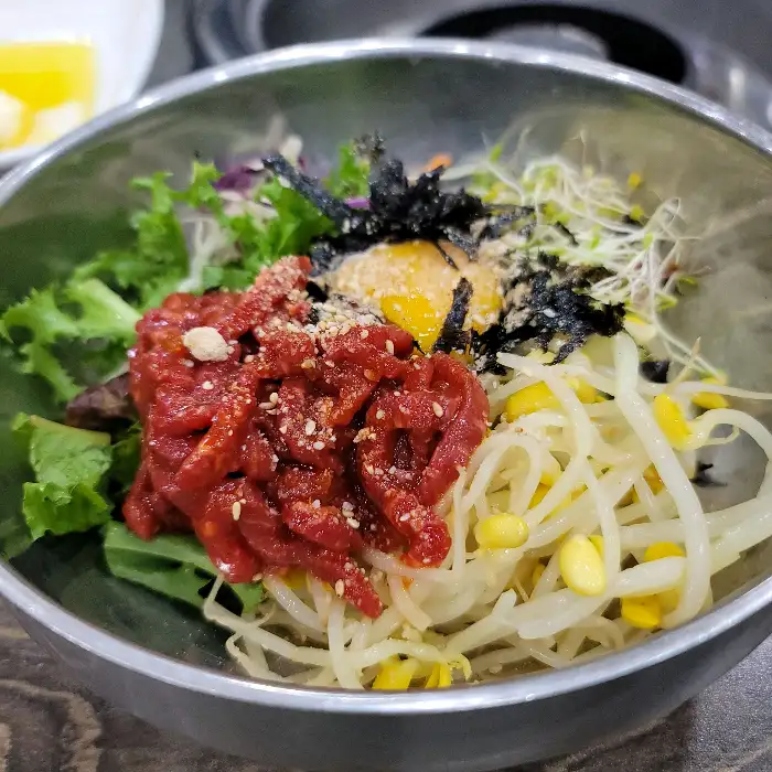싱싱한 육회와 채소가 어우러진 육회비빔밥