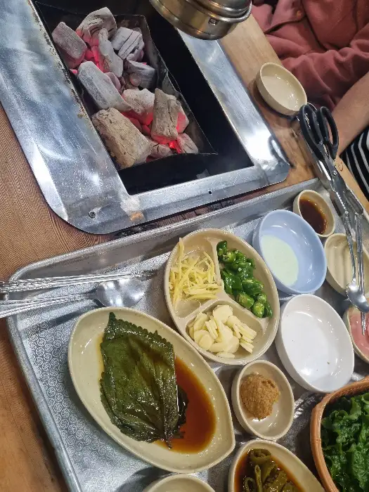 장어구이와 함께 나오는 다양한 곁들임 찬들