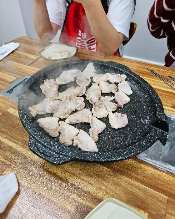 돌판 위에서 맛있게 구워지는 삼겹살