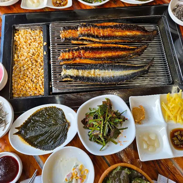 잘 구워진 장어구이와 깻잎, 쌈채소, 곁들임 반찬