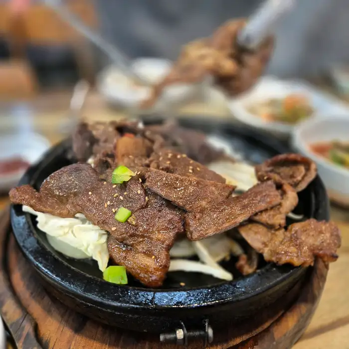 석갈비 접시 위 모습