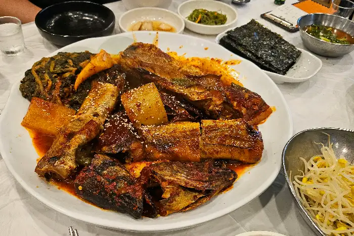 코다리 조림과 곁들임 반찬