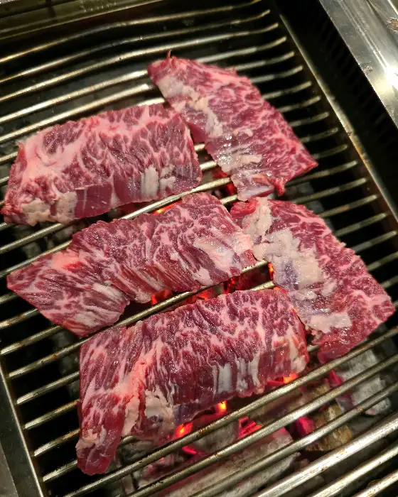 숯불 위에서 구워지는 안창살