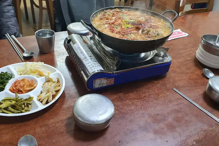 테이블에 차려진 메기매운탕 한상차림