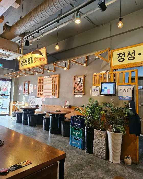 아늑하고 편안한 분위기의 식당 내부 모습