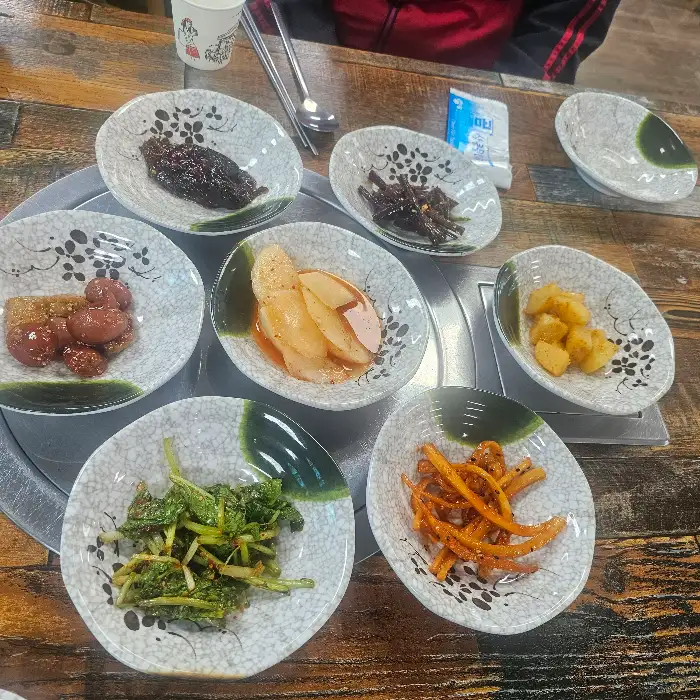 다양한 밑반찬 접시들