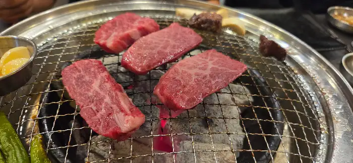 신선한 살치살이 숯불 위에서 구워지고 있습니다.