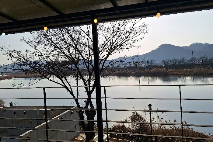 테라스에서 바라본 강 풍경