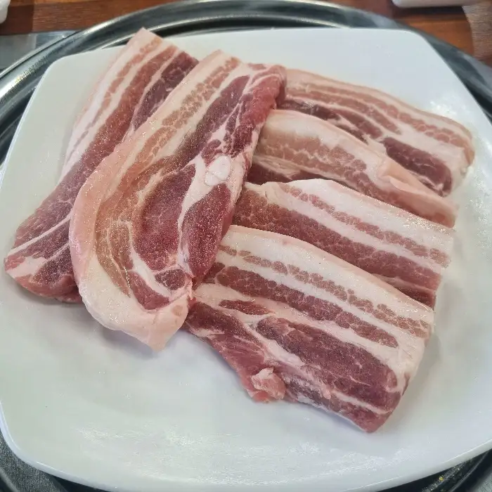 접시에 담긴 삼겹살