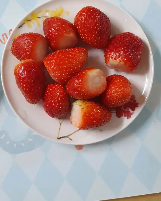 다양한 토핑이 올라간 피자