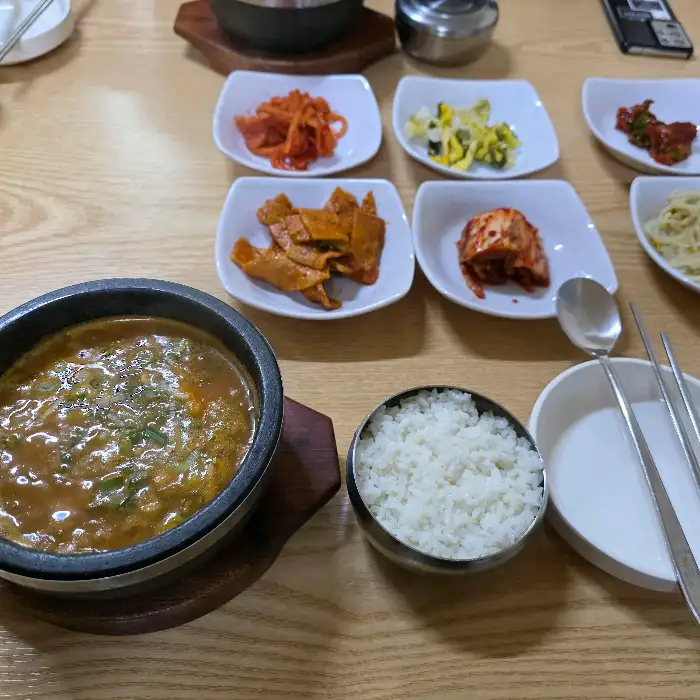 다양한 밑반찬과 숭늉