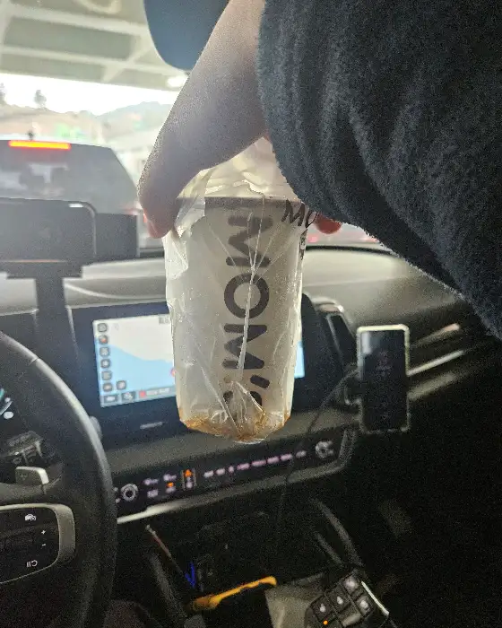 맘스터치 로고가 새겨진 음료 컵