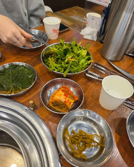 다양한 쌈 채소와 밑반찬들