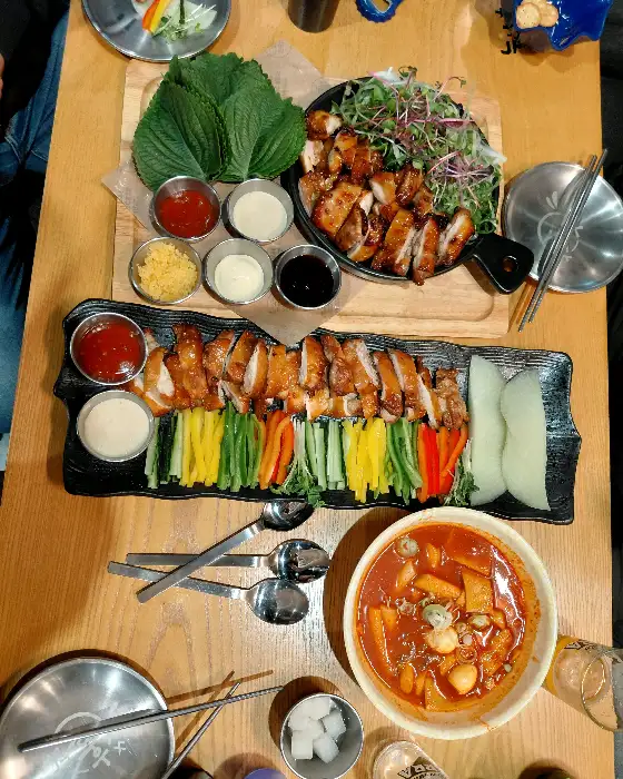 쌈닭과 곁들임 메뉴가 정갈하게 나온 모습