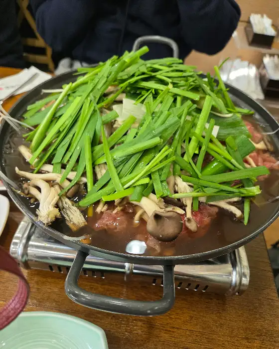 다양한 채소와 버섯, 육류가 푸짐하게 담긴 전골 요리