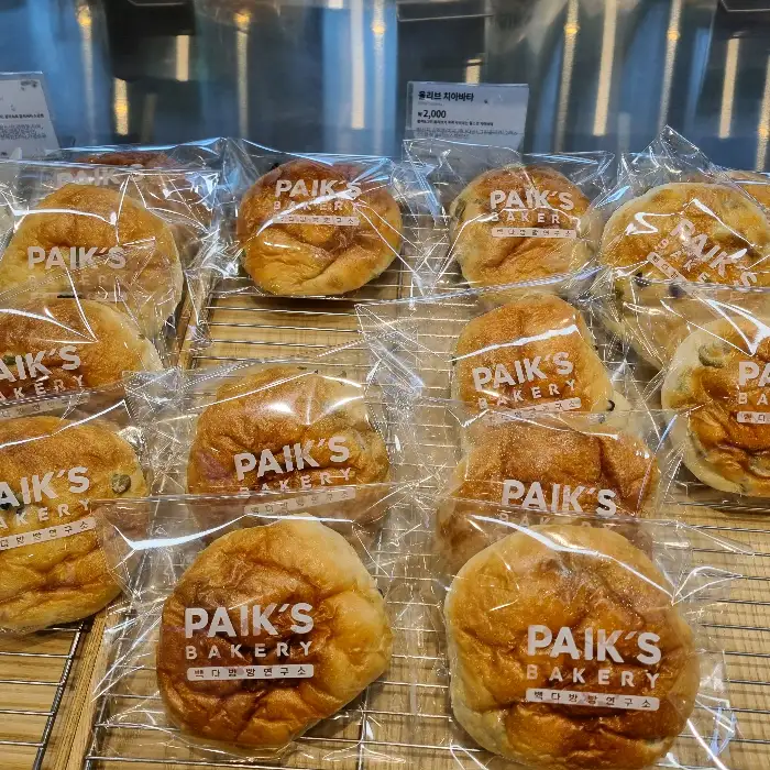 PAIK'S BAKERY 로고가 찍힌 빵들