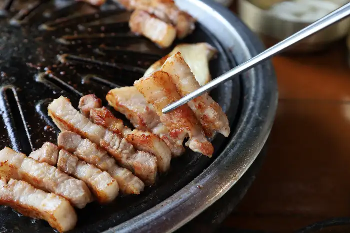 숯불 위에 구워지는 돼지갈비