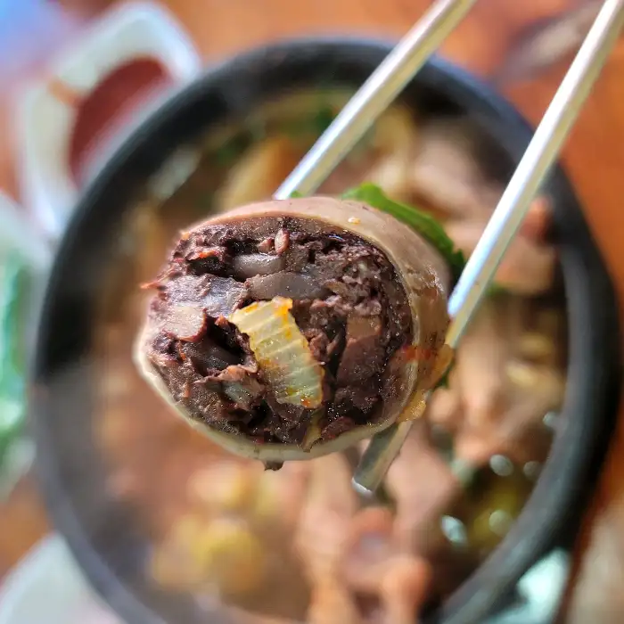 젓가락으로 집어 올린 순대
