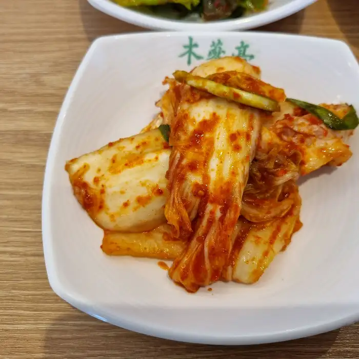 먹음직스러운 김치 한 접시