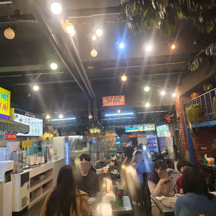 넓고 아늑한 식당 내부 모습
