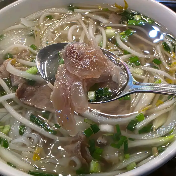 쌀국수 한 숟가락 뜨는 모습
