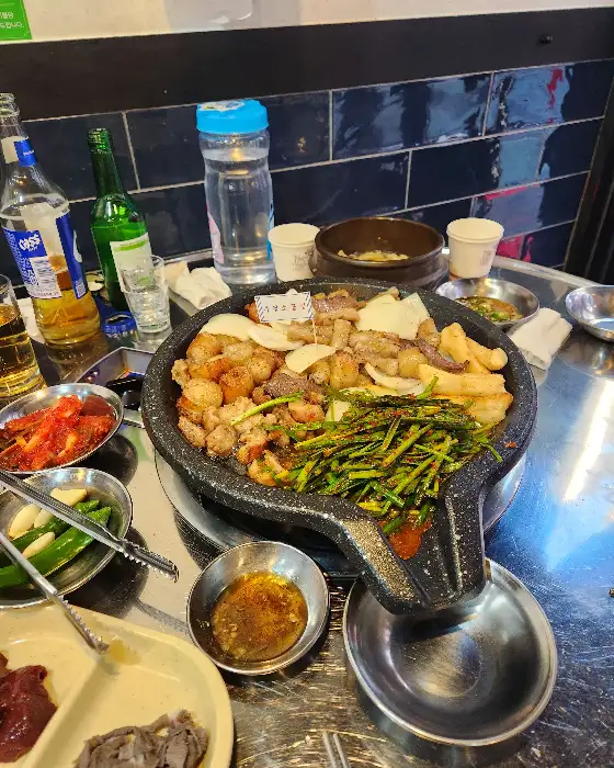 푸짐하게 차려진 곱창 모듬 한 상