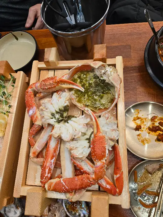 깔끔하게 플레이팅된 해산물 요리