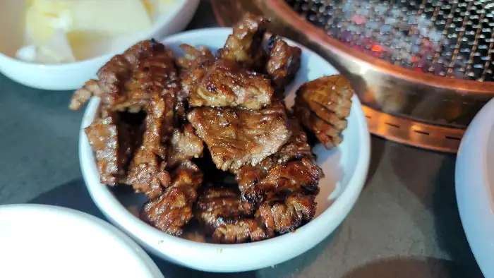 잘 구워진 우설화 생갈비