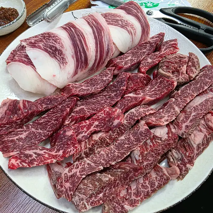 다양한 부위의 신선한 소고기 모듬
