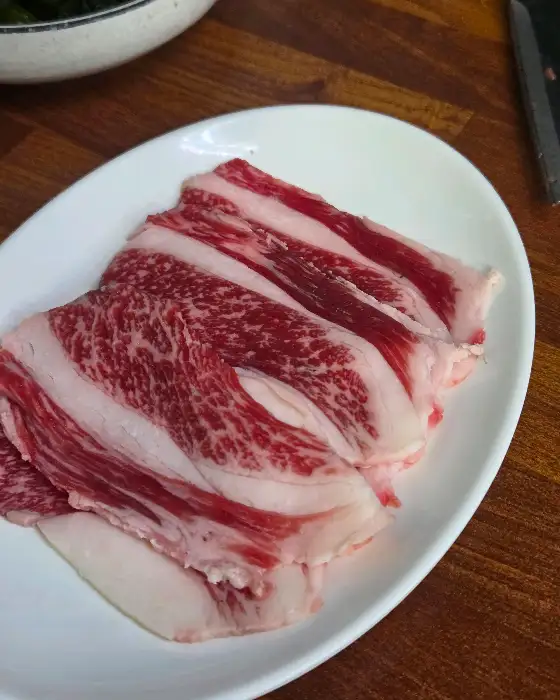 고급스러운 마블링의 소고기 단면