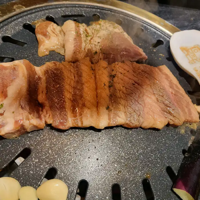 숯불 위에서 익어가는 삼겹살