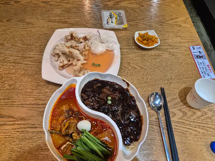 테이블에 놓인 커피와 아이스크림