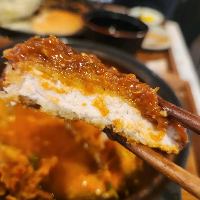 와사비와 함께 돈까스 한 점