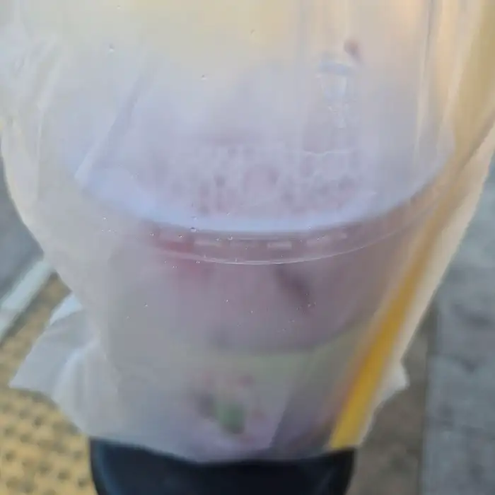 봉투에 담긴 핑크빛 음료