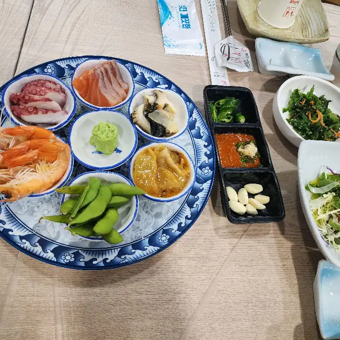다양하게 구성된 해산물 한 상차림