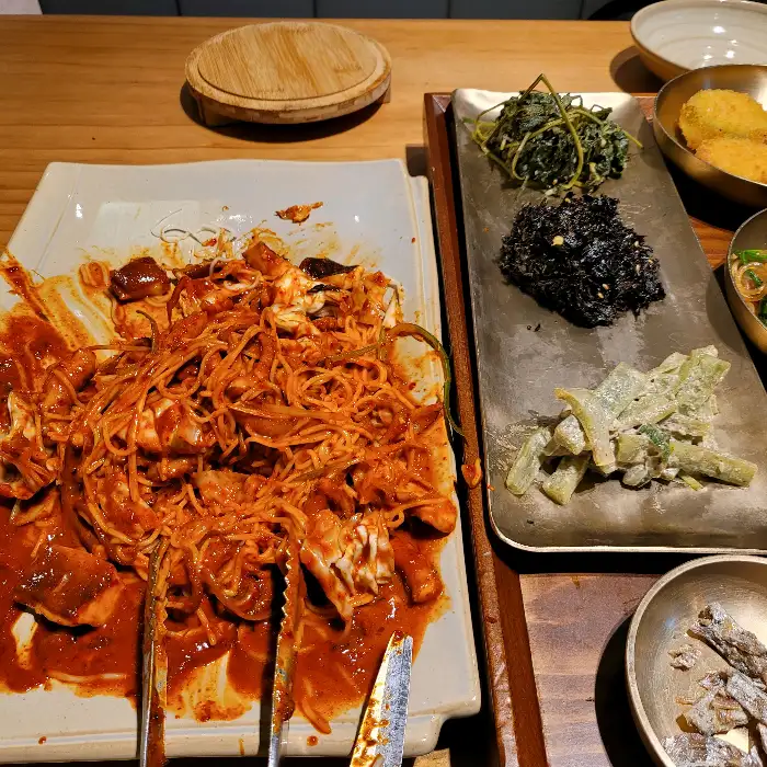 다양한 나물과 젓갈, 쭈꾸미 볶음 등이 정갈하게 차려진 모습